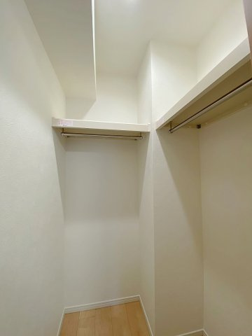 ラヴィドール田無の収納|お洋服はもちろん、スーツケースや季節家電などの大型の荷物もまとめて収納できる便利なウォークインクローゼットです。お部屋の中に余計な家具を置く必要がなく、居住空間を最大限広くすっきり活用できます。