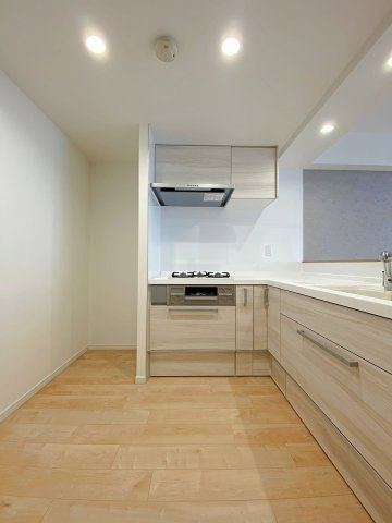 ラヴィドール田無のキッチン|十分な調理スペースと作業幅を確保した使い勝手の良いキッチン周りです。お料理の準備から後片付けまでスムーズに行える動線が魅力で、使いやすさと機能性を兼ね備えた快適なお料理空間を実現しています。
