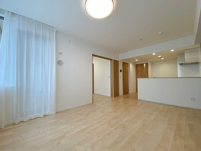 ラヴィドール田無の居間・リビング|全居室フローリング仕様の気持ちの良いリビングダイニングです。清掃もしやすく、いつでも清潔な状態を保ちやすいのが魅力です。明るく暖かな雰囲気に包まれた、ご家族が笑顔で集まるリビングとなっております。