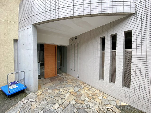 ラヴィドール田無|マンションの顔となる清潔感あふれるエントランス入口です。管理体制がしっかりとおき届いており、住まう方を優しく迎え入れます。毎日の出入りも気持ち良く行っていただける安心感のある住環境です。