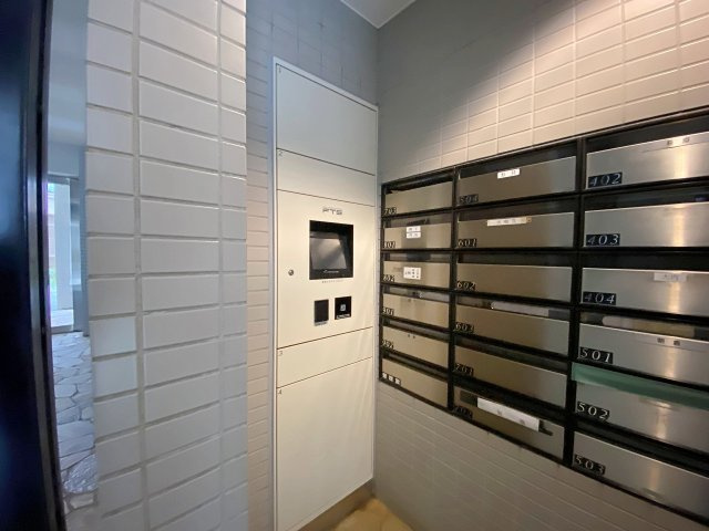 ラヴィドール田無の設備|ご不在時でもお荷物をスムーズに受け取れる便利な宅配ボックスを完備しています。日中お忙しい方や対面受け取りを避けたい時にも大活躍し、再配達の手間を省いて快適な生活空間をスマートにサポートします。