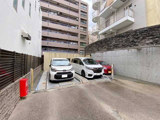 ラヴィドール田無の駐車場|敷地内には整然と整備された駐車場スペースが確保されています。お車の出し入れがしやすく、大切な愛車を敷地内で安全に管理できます。マイカーをお持ちの方にも嬉しい快適な住環境が整っております。