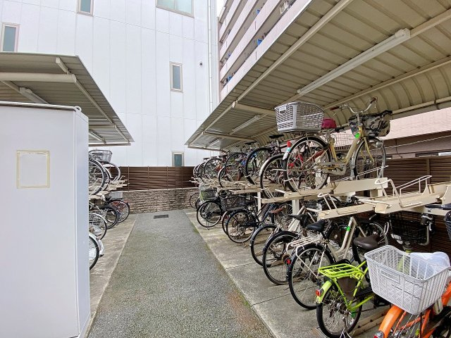 ラヴィドール田無の駐輪場|屋根付きの整理整頓された敷地内駐輪場です。大切な自転車を雨風からしっかり守り、毎日の通勤や通学、お買い物などで頻繁に自転車を利用されるご家族様にとっても非常に使い勝手の良い快適な設備です。
