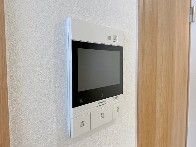 ラヴィドール田無のセキュリティ|来訪者の顔や姿を室内からしっかり確認できる安心のTVモニター付きインターホンを設置しています。防犯性に優れており、お子様のお留守番時や一人で過ごす時間も安心・安全な暮らしをしっかり守ります。