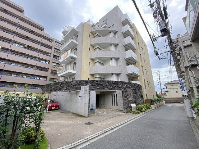 ラヴィドール田無の外観|街並みに調和する落ち着いたデザインが魅力的なマンション外観です。5階住戸につき日当たりや風通しも良好で、快適な暮らしを実現できます。管理体制も整っており、安心してお住まいいただけます。