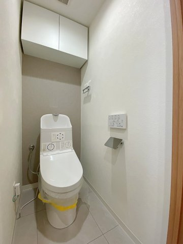 ラヴィドール田無のトイレ|快適な温水洗浄便座を備えた清潔感のあるトイレです。水まわりが一新されているため気持ち良くご使用いただけます。上部には棚が設置されており、トイレットペーパー等のストックも綺麗に収納できます。