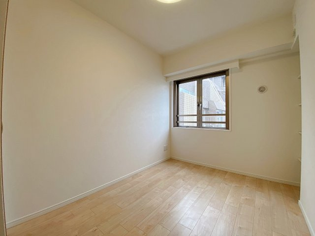 ラヴィドール田無の子供部屋|約4.6帖の洋室は、お子様のお部屋や書斎、リモートワーク用のスペースとしてもぴったりの空間です。クローゼットも完備されているため、限られた空間を有効活用して快適にお過ごしいただけます。