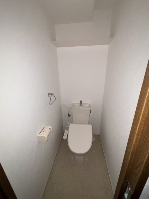 芦屋市朝日ケ丘町の賃貸マンションのトイレ