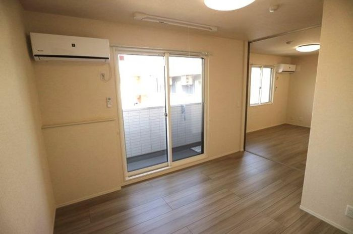 西宮市大畑町のアパートの居間・リビング