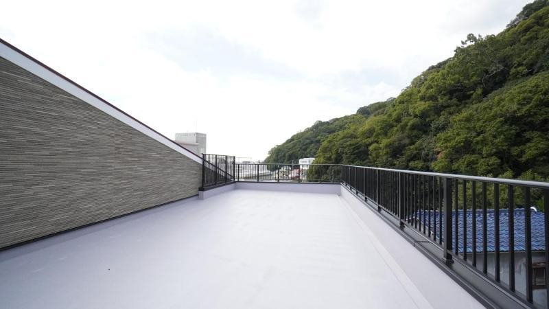 神戸市中央区北野町４丁目のアパートのバルコニー
