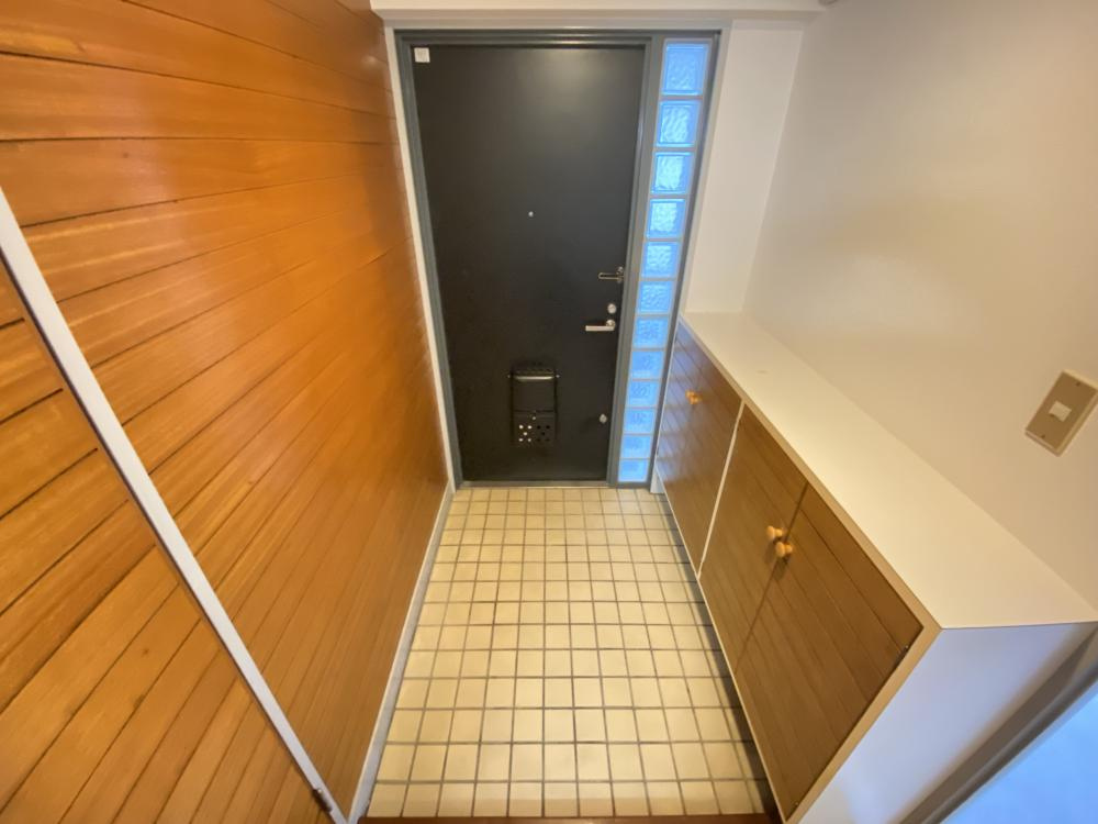 芦屋市朝日ケ丘町の賃貸マンションの玄関