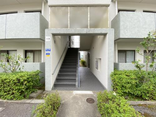 芦屋市朝日ケ丘町の賃貸マンションのエントランス