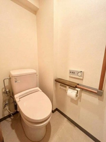 アパガーデンパレス札幌駅西エルムコートのトイレ|トイレ内には手洗いスペースを備えており、使用後の手洗いもスムーズ