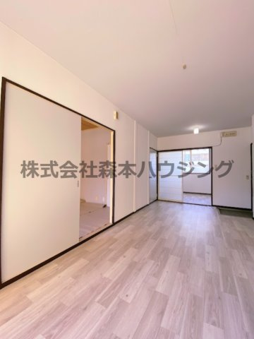 【居間・リビング】 | 　シャインハヤミ | こちらの居間で趣味の時間をお楽しみください