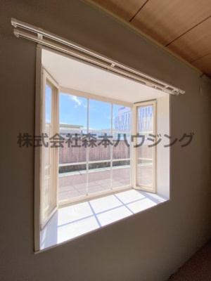 【内装】 | 　シャインハヤミ | 出窓が明るくしてくれます