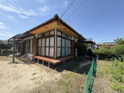 【外観】 | 92坪の敷地にゆったり建つ平屋　山田青雲台 | 駐車場にも畑にも、お子様の遊び場、BBＱにも！広いのでどんな用途にも合いますね。