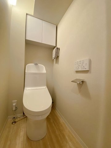 グランドメゾン西新井のトイレ|衛生面でも安心感のあるトイレ設備を新規交換いたしました。快適な温水洗浄便座を完備しており、毎日使う空間だからこそ清潔感と心地よさを追求した設計です。