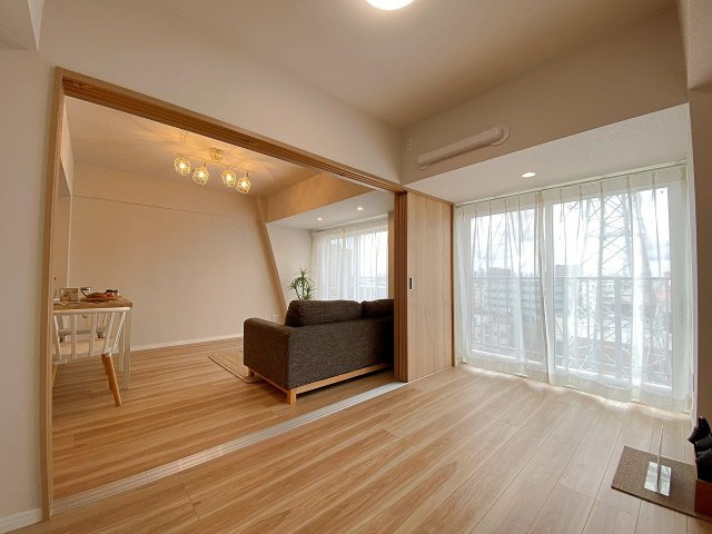 グランドメゾン西新井の子供部屋|南東からの心地よい光が差し込む5.7帖の洋室。十分な広さがあり、お子様のお部屋としてはもちろん、リモートワーク用のお部屋としても大変使いやすい空間です。