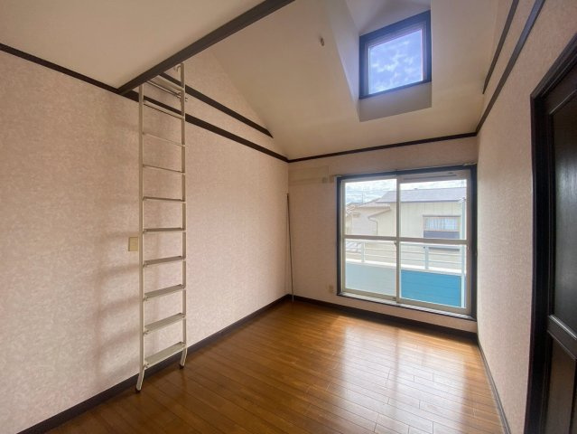 千葉市稲毛区小中台町のアパートの居間・リビング