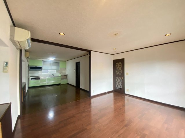 千葉市稲毛区小中台町のアパートの居間・リビング