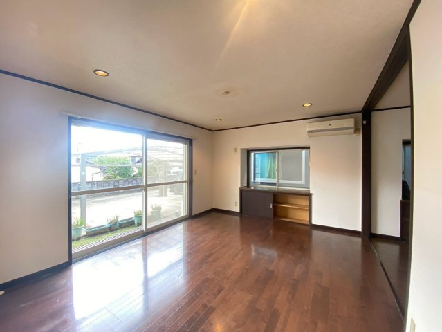 千葉市稲毛区小中台町のアパートの居間・リビング