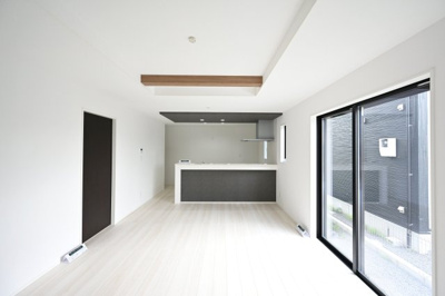 【居間・リビング】 | 太田市鳥山上町 新築戸建住宅 | ホワイトに落ち着いたグレーがアクセントのLDK♪
