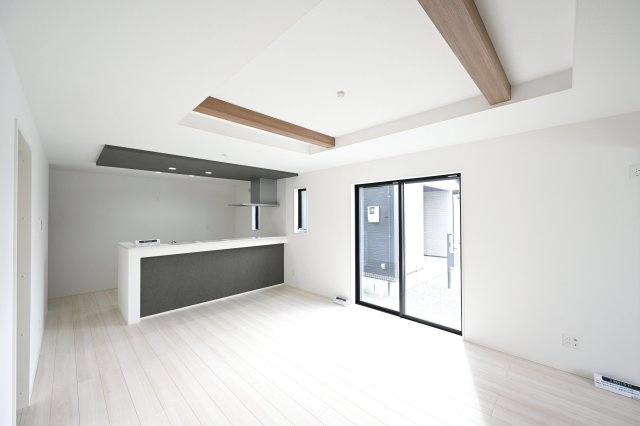 【居間・リビング】 | 太田市鳥山上町 新築戸建住宅 | 天井の梁がとってもお洒落♪家具や小物次第で素敵なリビングになります♪