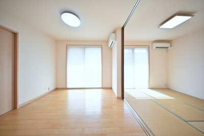 【居間・リビング】 | 太田市南矢島町　平屋建て中古住宅 | 温かみある木目フローリングと、和室の畳が自然につながるリビングで、家族団らんの時間をお楽しみ下さい♪