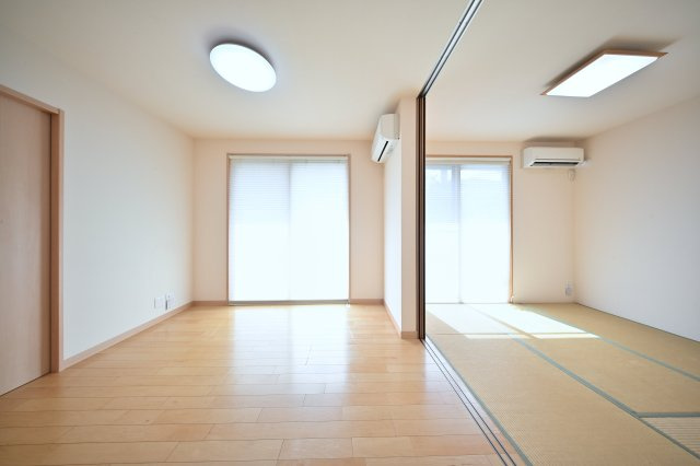 【居間・リビング】 | 太田市南矢島町　平屋建て中古住宅 | 温かみある木目フローリングと、和室の畳が自然につながるリビングで、家族団らんの時間をお楽しみ下さい♪