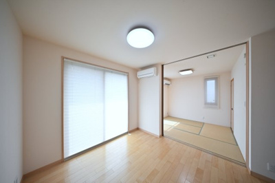 【居間・リビング】 | 太田市南矢島町　平屋建て中古住宅 | リビングは広々としていて明るい日差しもたくさん入ってきます。
家具を置いてもゆとりある空間です♪