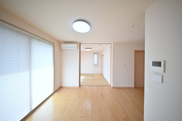 【居間・リビング】 | 太田市南矢島町　平屋建て中古住宅 | リビングは広々としていて明るい日差しもたくさん入ってきます。
家具を置いてもゆとりある空間です♪