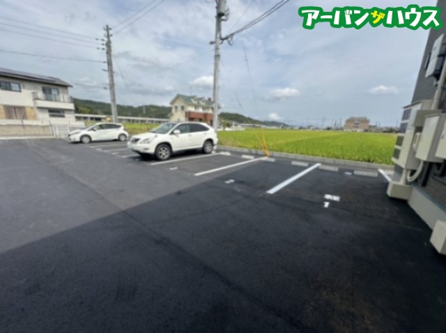 エクセレンス西花尻の駐車場