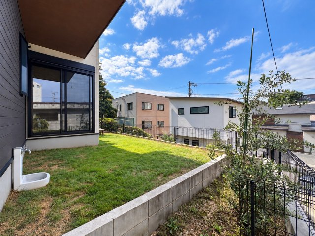 千種区唐山町一丁目戸建の庭|シャッター付きの大開口サッシ。立水栓付きでガーデニングも楽しめます