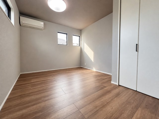千種区唐山町一丁目戸建の洋室|クローゼット付きの洋室。高窓から柔らかな光が届く落ち着いた空間 ※家具等は画像加工で消去