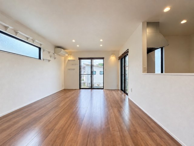 千種区唐山町一丁目戸建の居間・リビング|2面採光で光が満ちる広々としたLDK。開放感あふれる明るい空間 ※家具等は画像加工で消去