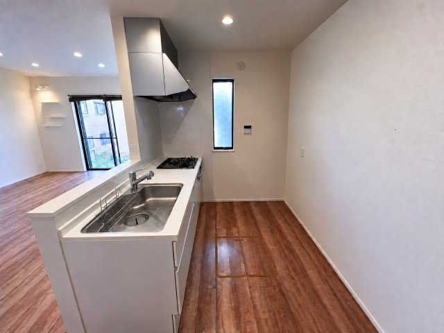 千種区唐山町一丁目戸建のキッチン|食洗機・3口ガスコンロ付きのシステムキッチン。床下収納も完備 ※家具等は画像加工で消去