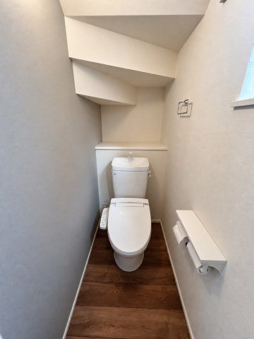 千種区唐山町一丁目戸建のトイレ|温水洗浄便座付きのトイレ。階段下空間を有効活用