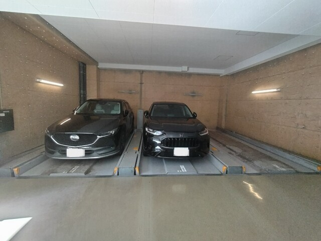 プレジリア新富町の駐車場