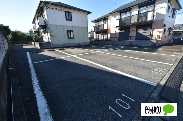 フレグランスAの駐車場