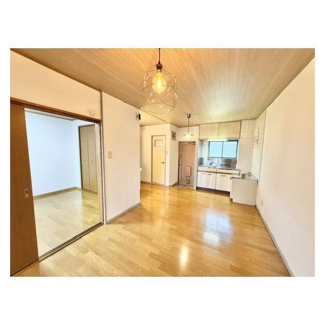 岐阜市鷺山緑ケ丘新町のアパートの居間・リビング