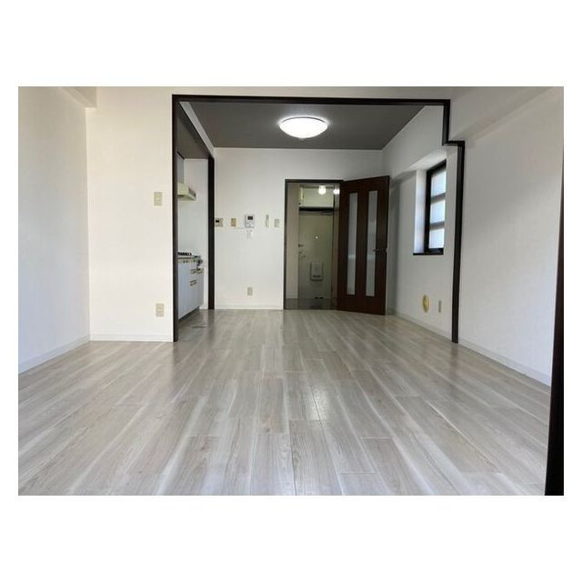 岐阜市早田東町８丁目のアパートの居間・リビング