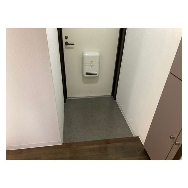 岐阜市早田東町８丁目のアパートの玄関