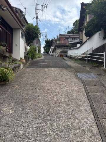 大和町貸家249-6のその他|駐車場から物件まで坂を上ります