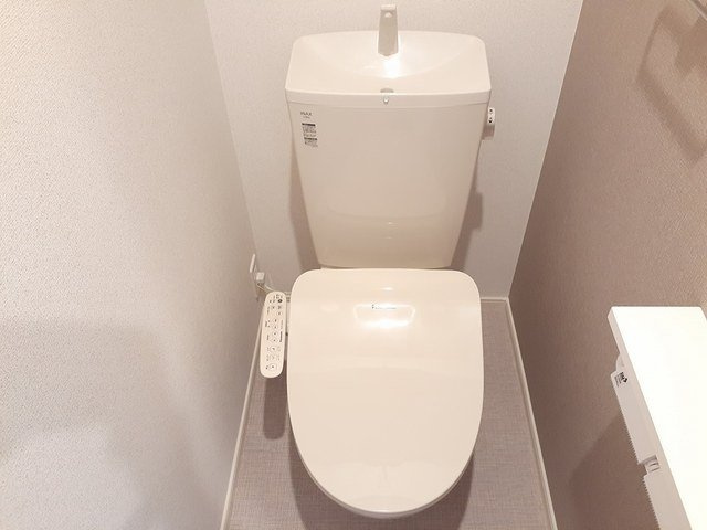 ヒカルサ高岡角イーストのトイレ|ゆったりとした空間のトイレです