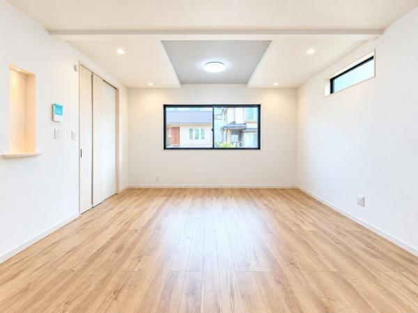 横浜市旭区南希望が丘の新築一戸建の居間・リビング|家族が自然と集まるリビングは
落ち着きのある空間です♪