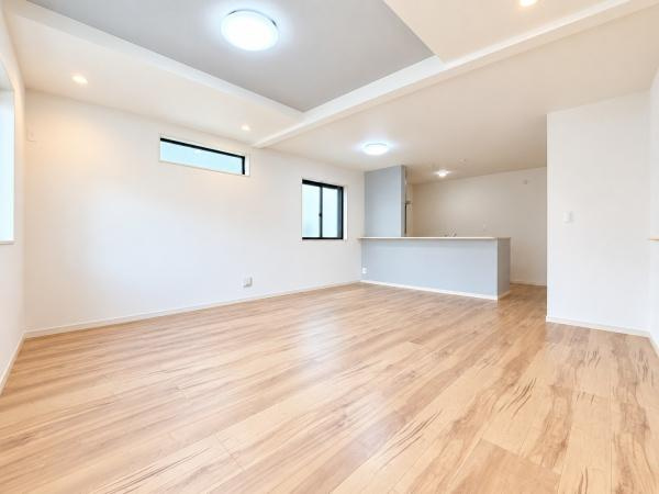 横浜市旭区南希望が丘の新築一戸建の居間・リビング|形のよい明るいリビング！
家具の配置も困りません♪