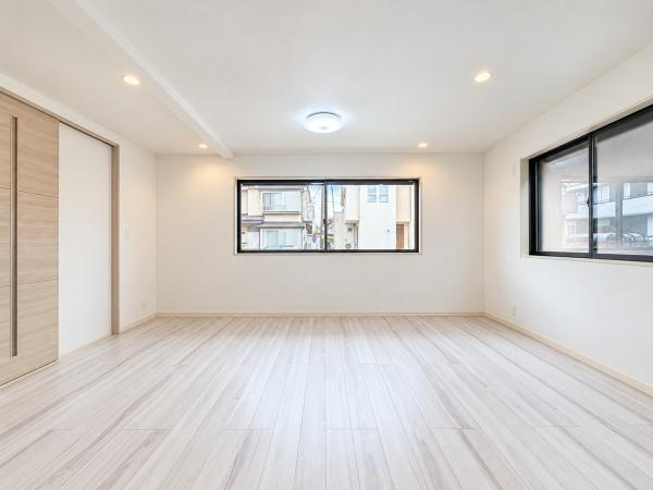 横浜市旭区南希望が丘の新築一戸建の居間・リビング|窓からは明るい光が差し込みます！
電気をつけなくても明るいです。

