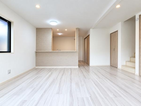 横浜市旭区南希望が丘の新築一戸建の居間・リビング|形のよい明るいリビング！
家具の配置も困りません♪