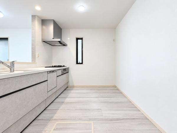 横浜市旭区南希望が丘の新築一戸建のキッチン|広々としたキッチンは、
落ち着いて料理が出来ます！