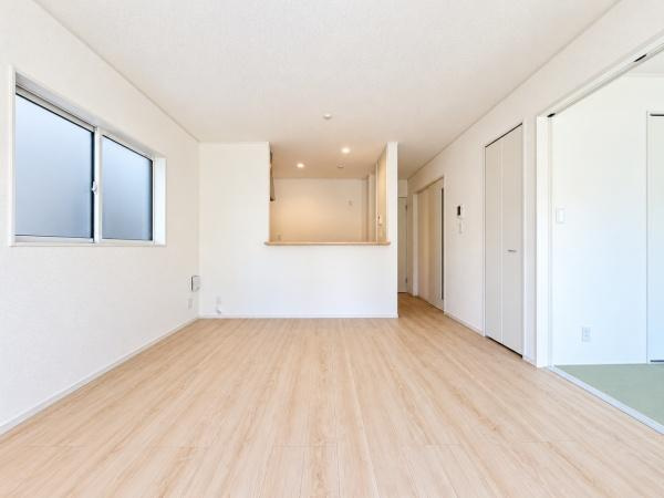 横浜市旭区中希望が丘の新築一戸建の居間・リビング|形のよい明るいリビング！
家具の配置も困りません♪